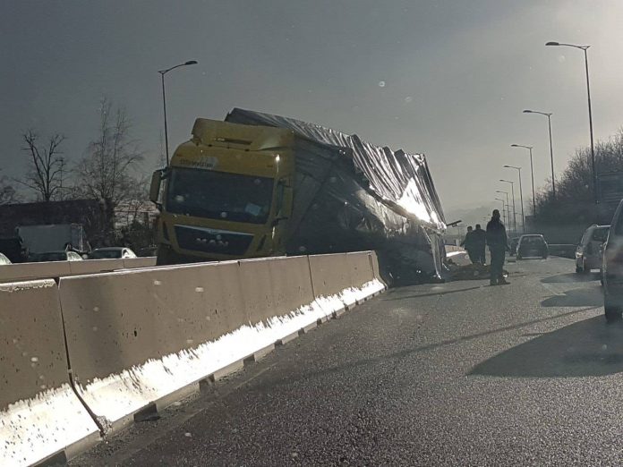 (VIDEO) Prevrnuo se šleper kod Prijedorske petlje