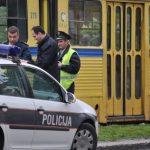 Policija uhapsila muškarca koji je ženi ukrao mobitel na tramvajskom stajalištu