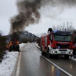 Bježeći od policije zapalili terenac i pobjegli u šumu