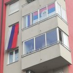 (FOTO) Banjalučanin prozore okitio srpskim zastavama