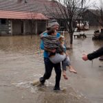 (FOTO) Dramatične scene u Tetovu kod Zenice: Mještani spašavaju jedni druge