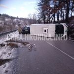 (FOTO) Blokiran put: udes dva automobila, Golf završio u potoku