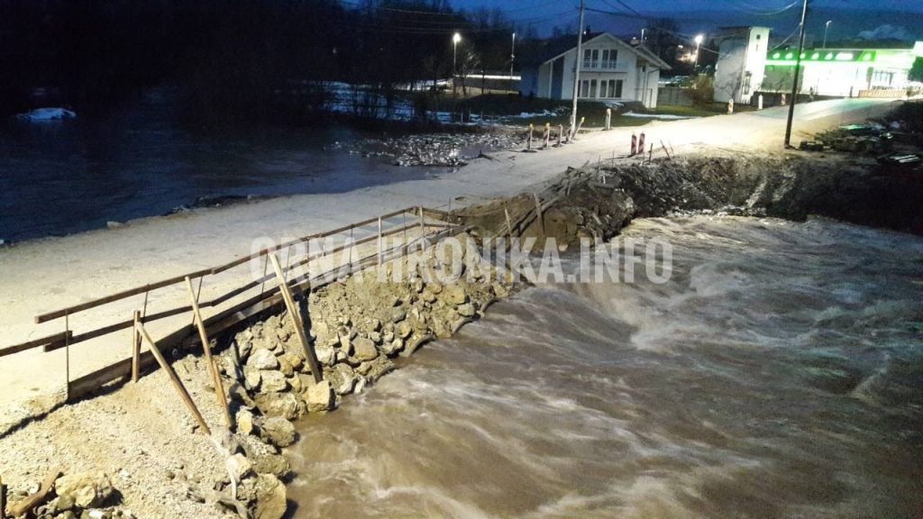 (FOTO+VIDEO) Obustava saobraćaja zbog izlijevanja rijeke