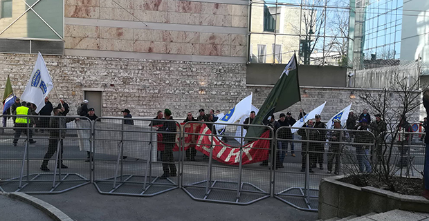 Predstavnici boraca ušli na sjednicu, napeto ispred Parlamenta FBiH