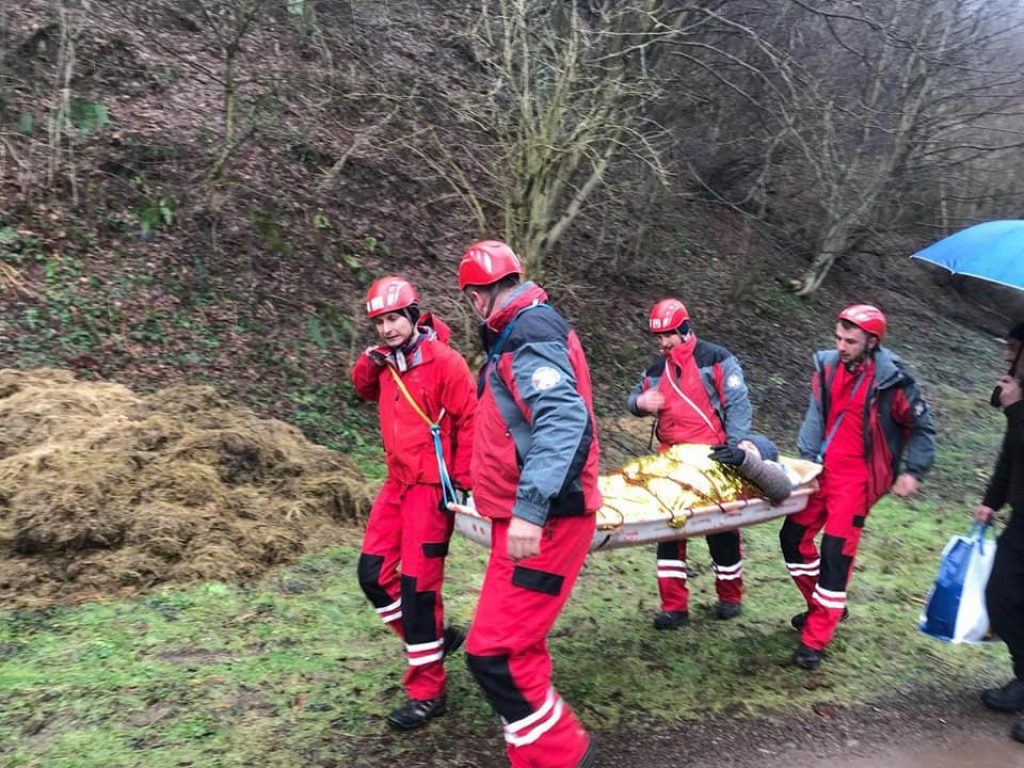 (FOTO) Spasioci evakuisali ženu iz nepristupačnog sela kod Zenice