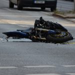 Teška saobraćajna nesreća: Auto udario motor, žena odletjela nekoliko metara