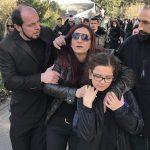 (FOTO) Potresne scene na sahrani muzičara: Mirsadov otac, koji ga nije vidio više od 20 godina, tražio da mu sin oprosti