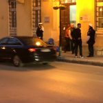 (FOTO) Nezadovoljni građanin istresao smeće ispred Općine i ostavio poruku