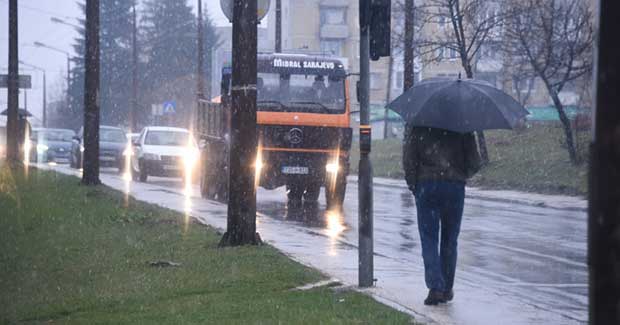 Snijeg pada u Sarajevu, saobraćaj otežan