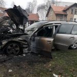 (FOTO) Ponovo se pale automobili: Izgorio “mercedes”, vatra oštetila i “renault” parkiran u blizini