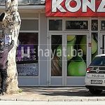 (FOTO) Policija intervenirala nakon postavljenih plakata kojima se poziva na bojkot pekare “Manja”