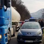 (FOTO) Tuča ispred tunela Vranduk: “Peugeotom” preticao kolonu, reagirale kamiondžije