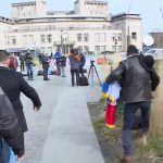 (VIDEO) Muškarac sa zastavom Srbije udaljen ispred Suda u Haagu