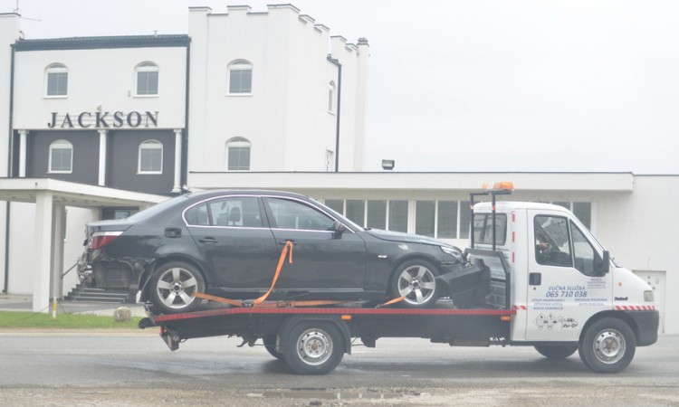 (FOTO) Bomba uništila BMW u Prijedoru