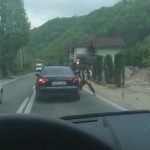 (VIDEO) Migrant udarao po automobilu, sreća da se upalilo zeleno na semaforu