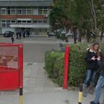 Profesor ošamario učenicu i njenu drugaricu nasred časa, dječaci krenuli na profesora kako bi odbranili drugarice i udarili profesora