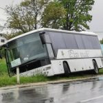 (FOTO) Autobus sa 20 putnika sletio sa ceste