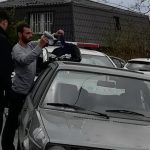 (VIDEO) Pogledajte kako su policajci pretresli Golf i vozača koji se nije zaustavio na njihov znak