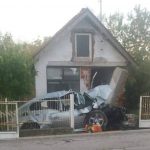 Automobil se ZAKUCAO U KUĆU, poginula djevojka (17)