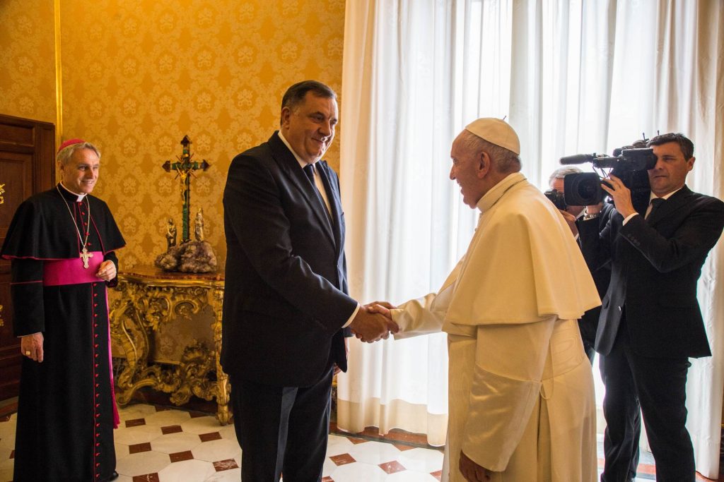 Papa Dodiku poklonio izjavu koju je potpisao sa imamom džamije Al-Azhar