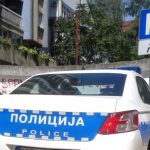 Policajac ga upozorio zbog parkinga, on krenuo autom na njega