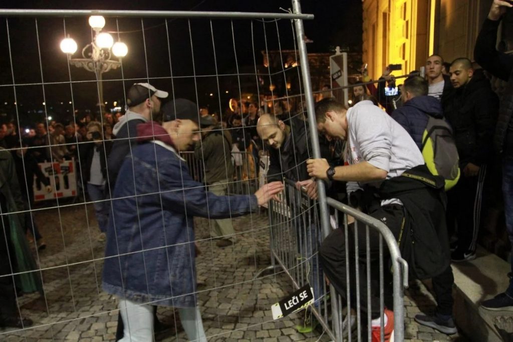 (VIDEO) Neredi u Beogradu: Jajima na policiju, pretučen jer je viknuo “Živio Vučić”