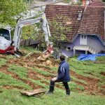 (FOTO) Porodici klizište stiglo pred kućni prag