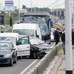 (FOTO) Bus udario u kombi i ‘pomeo’ još pet vozila