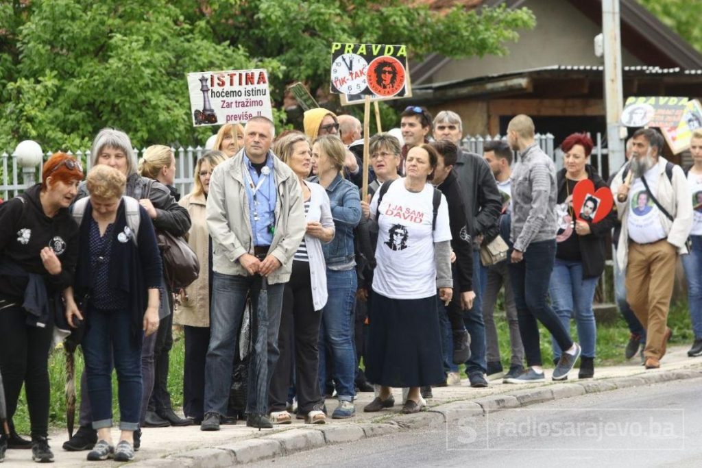 (VIDEO) Grupa “Pravda za Davida” stigla ispred VSTV-a: Očekuje se veliki broj ljudi