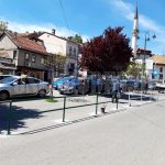 (FOTO) Kako bi se smanjile ogromne gužve na Baščaršiji: Postavlja se ograda na kombi-stajalištu