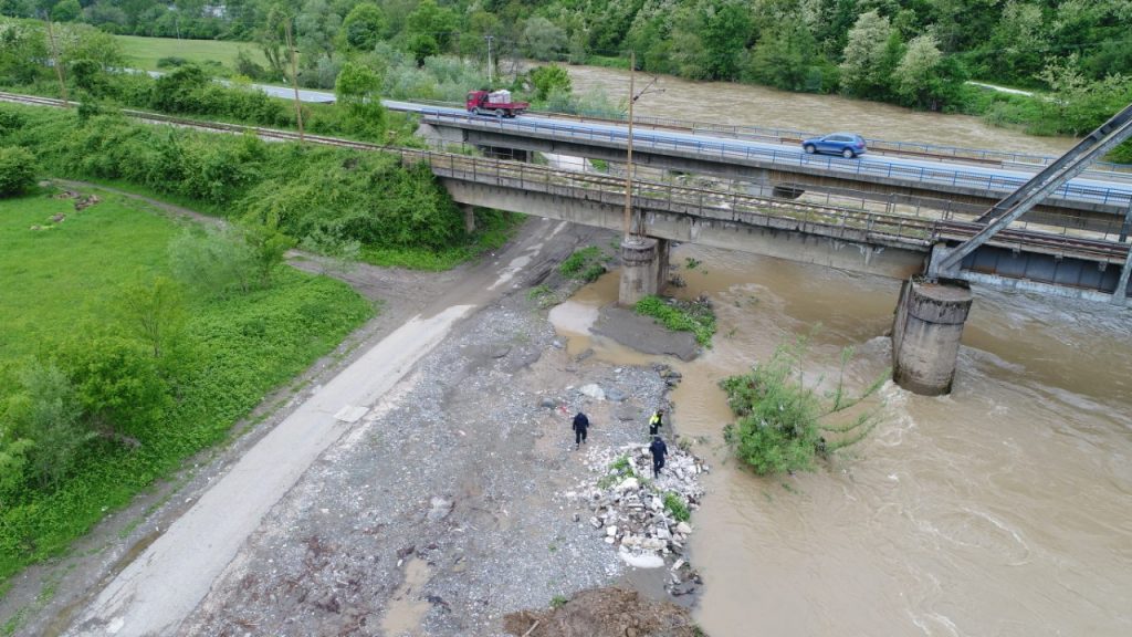 (FOTO) Treći dan potrage za šestogodišnjim dječakom koji je pao u nabujali potok