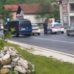 (FOTO) Vozač bježao i prevrnuo policijsko vozilo, trojica policajaca povrijeđena