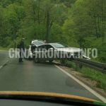 (FOTO) Automobil završio na zaštitnoj ogradi