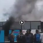 (VIDEO) Pogledajte kako gori autobus koji je prevozio učenike