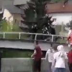 (VIDEO) Policajac pištoljem smirivao navijače Sarajeva