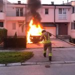 (VIDEO) “Mercedes” izgorio u požaru na Ilidži, vatra zahvatila još jedan automobil