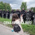 (FOTO) Mirni protesti sa mnogo policije: Pogledajte kako su protesti završeni