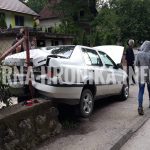 (FOTO) Nakon udesa automobil završio u dvorištu