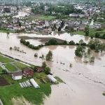 (VIDEO) Snimak iz zraka: Čuju se sirene za opasnost, voda potapa sve pred sobom