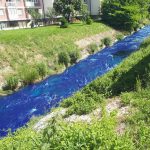 Građane uznemirila pojava neprirodno plave boje rijeke