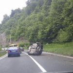 “Audi” se prevrnuo na izlazu iz Hadžića, u toku uviđaj