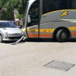 U sudaru autobusa i Peugeota povrijeđena jedna osoba