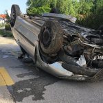 (FOTO) Saobraćajna nesreća u kojoj se automobil prevrnuo