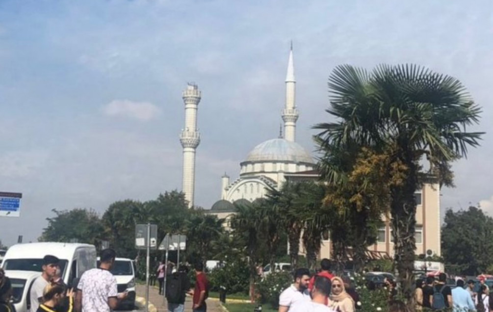 U jakom zemljotresu koji je pogodio Istanbul srušena munara