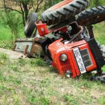 Užasna nesreća u BiH: Mlada žena poginula prilikom prevrtanja traktora