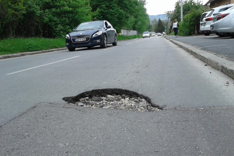 Građani za 4 godine platili 26 miliona KM, a samo 5 posto cesta u veoma dobrom stanju?!