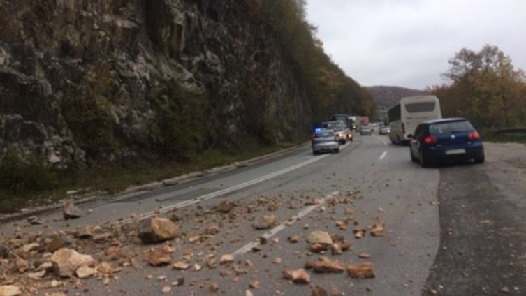 Vozači, oprez za volanom: Povećana opasnost od odrona