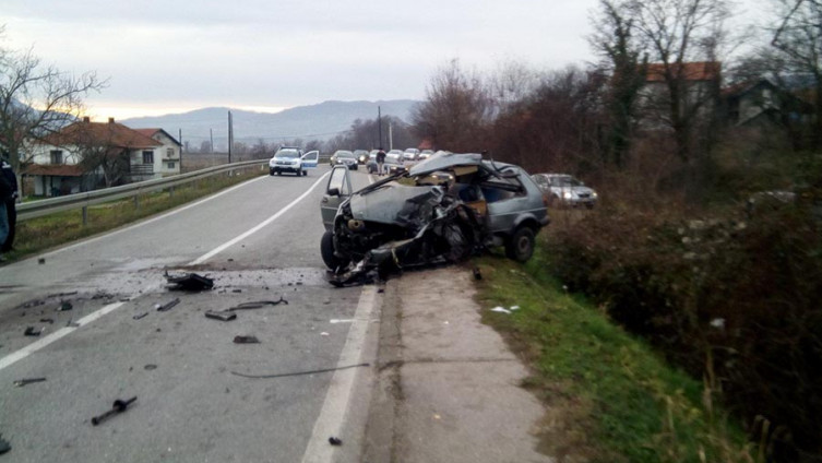 Vozač Golfa poginuo u sudaru s kamionom, saobraćaj otežan