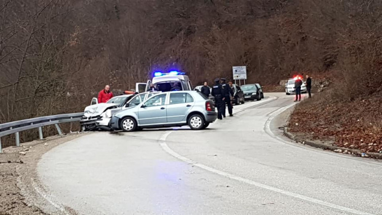 Pet osoba povrijeđeno u sudaru na Banj brdu, saobraćaj potpuno blokiran