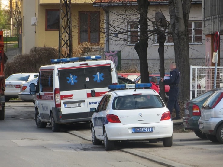 Jeziva tragedija: Tinejdžer poginuo dok je menjao sijalicu!